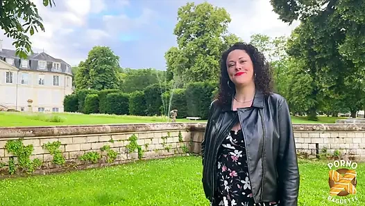 Büyük memeli ateşli bir genç erkek avcısı