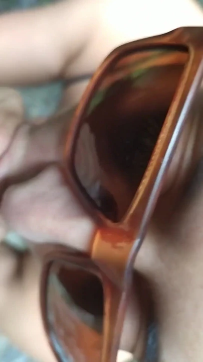 Paylaşması gereken an "Güneş gözlüklü seksi latin kız kalabalık şelalenin yanında emiyor"