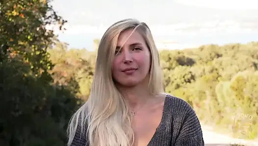 Güzel sarışın Chloé sert sikiliyor