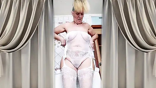 Ateşli ev hanımı Lukerya mutfakta açık şeffaf beyaz tulumla flört ediyor 2