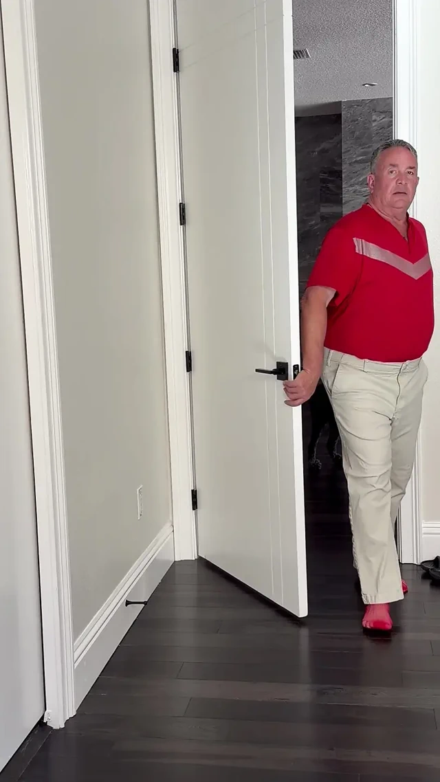 Kırmızı iç çamaşırlı striptiz gösterisi