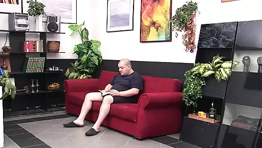 Fahişe üvey kızım giyinmeyi ve hemşireyle oynamayı seviyor