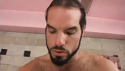 Yüksek topuklu olgun sürtük sevgilisini sikiyor ve götünü siktiriyor