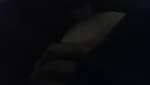 İnsanların karısının göğüslerini emiyor