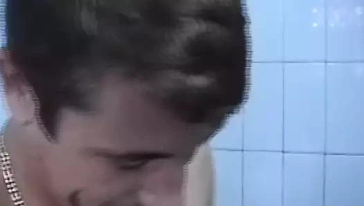 Sevimli desi Hint gençler ilk büyük beyaz horoz