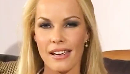 Sarışın civciv çarptım tarafından 2 büyük musluklar