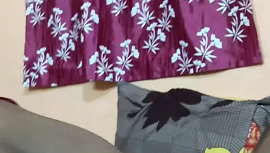Hintli desi yeni çift sert sikişiyor ve acıyla sikişiyor tam seks