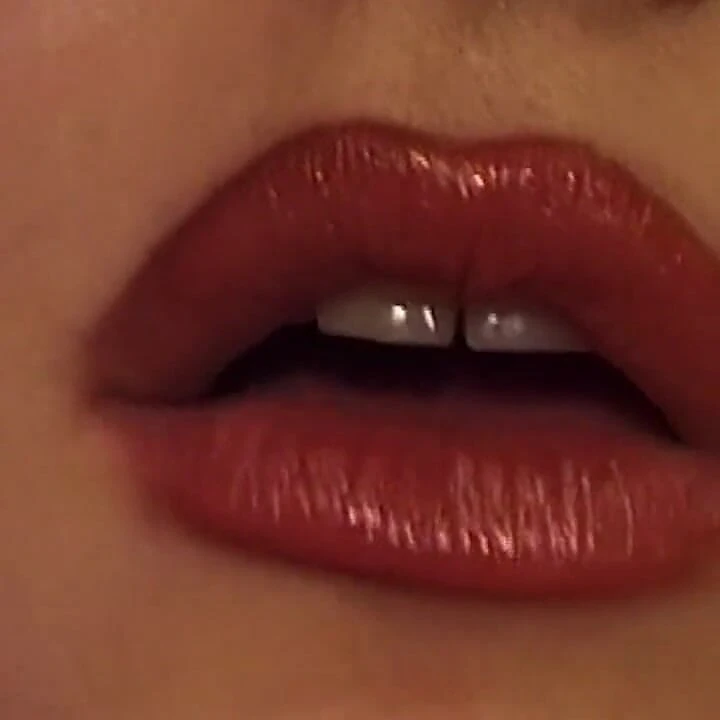 Azgın orta yaşlı seksi kadın gırtlağına kadar alıyor ve sert sikişte genişliyor