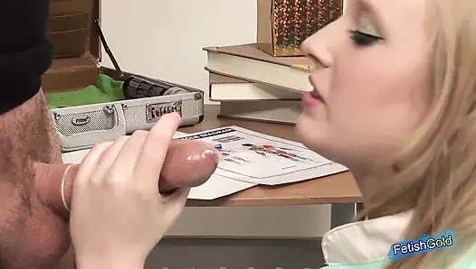 Muhteşem sarışın hemşire hastasına sakso çekip büyük yarağına binerek yardım ediyor