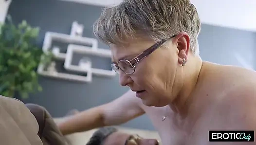 Büyükanne Ilse 20 yaşındaki biri kadar ateşli, genç Arap aygırı tombul vücudunu seviyor