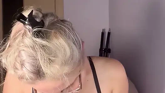 Kalın gözlüklü güçlü bir tanrıçayla canlı kamera seansı - büyük dudaklar dildo emiyor, meme oyunu aşk bağımlılığını azdırıyor