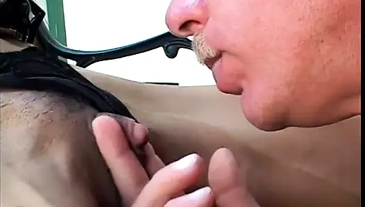 Siyah lateks kıyafetli çirkin lezbiyen Raquel adama büyük zevk tomurcukunu yalatıyor ve büyük bir takma yarakla onu mutlu ediyor