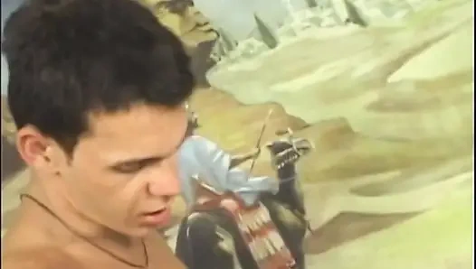 Olgun adamlarla ağzı açık anal yumruk sokmalı grup seks partisi döl damlıyor