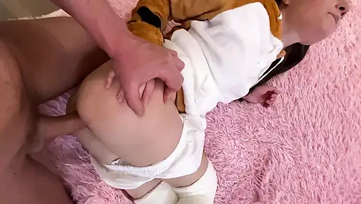 SEVIMLI GENÇ KıZ DURMADAN BOŞALıYOR VE DÖLLENIYOR