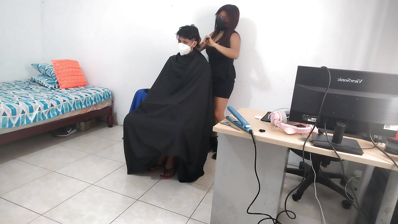 Seksi kuaför iş yerinde azgın ve müşterilerini sikişmesi için baştan çıkarıyor