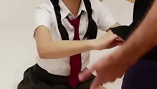 Üniversiteli kız öğretmeni tarafından mastürbasyon yaparken yakalanıyor, böylece deliklerini not alıyor ve filme alıyor