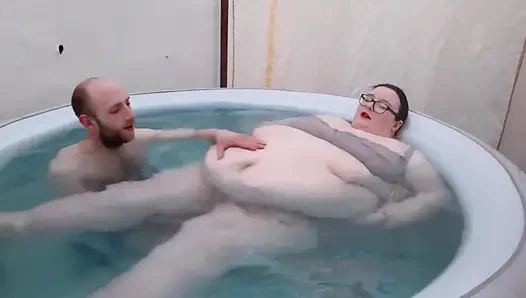 Ssbbw kankam ile jakuzide karnını ovuyor