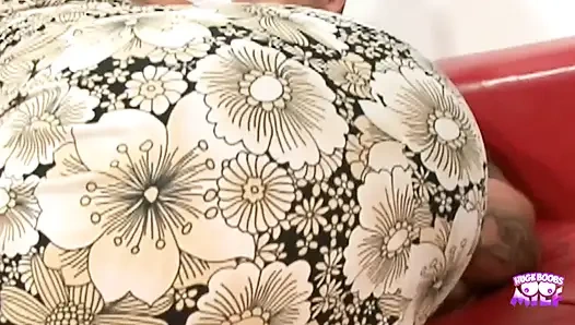 Şanslı erkek arkadaş ateşli kaltaklarla üçlü seks yapıyor ve onlara boşalıyor.