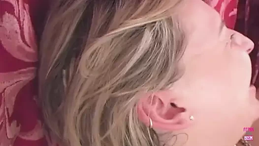 Şehvetli sarışın lezbiyen ıslak amına dildo sokmadan önce amını yalıyor kıvırcık sürtük