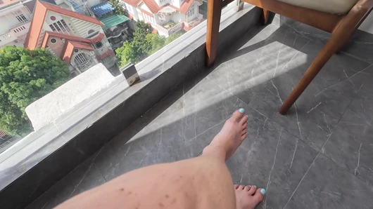 Balkonumda sigara içiyorum. Seni izliyorum kölem, benim için dizlerinin üzerinde kraliçene tapıyor