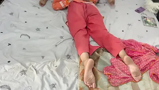 Kapalı kapılar ardında, iki Desi yetişkin romantizm ve kalıcı anılar gecesini paylaşıyor (18+)