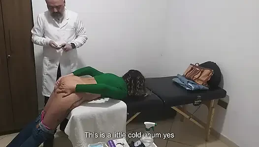 Gerçek doktor hastanın götünü ve göğüslerini muayene ediyor.