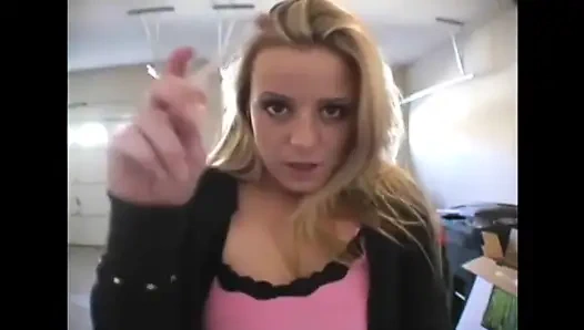 Sarışın kaltak yakın çekim videosunda sigara içiyor