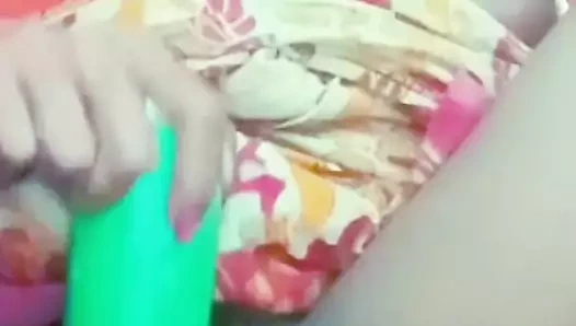 Hintli evli kadın amcığında savaşıyor