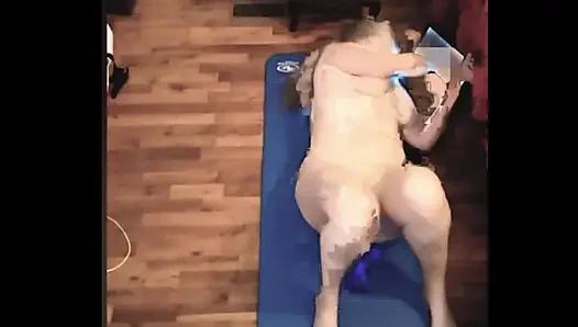 Ateşli orta yaşlı seksi iri güzel kadın mastürbasyon yapmak için iyi ole çıplak yoga yapıyor!