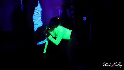 Neon vücudundaki ateşli orta yaşlı seksi kadın karanlıkta sikişmeyi seviyor