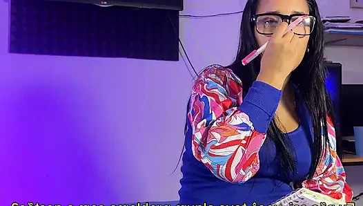 İri göğüslü üvey anne hamile kalmak istiyor ve amını doldurması için üvey oğlunu baştan çıkarıyor