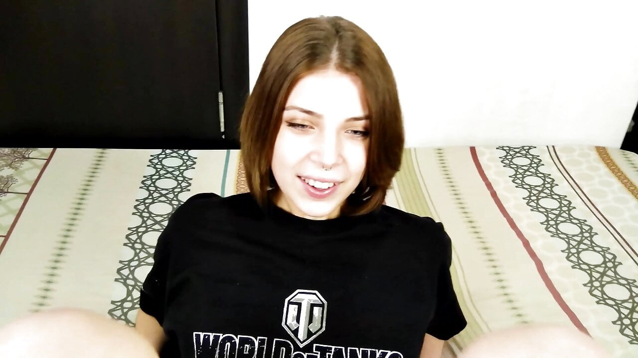Sapık ayak genç maya ayakları, elleri ve ağzı ile onun boşalmasını istiyor. narin ayaklarıyla selamın son damlasını sağıyor