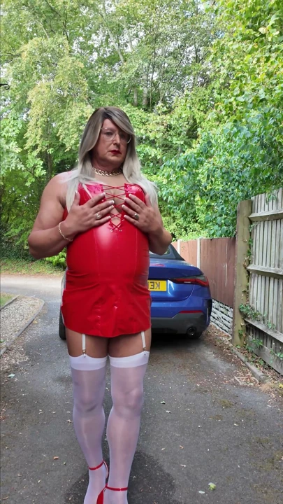 Seksi Crossdresser kellycd2022 kırmızı seksi pvc elbisesi ve çoraplarıyla | Bölüm 1