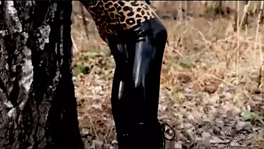 Veronica - lateks leopar kız