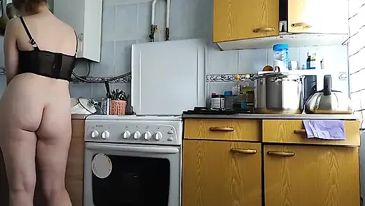 Arkadaşımın üvey annesinin poposunu istiyorum, mutfakta yemek yapmasını çok seviyorum