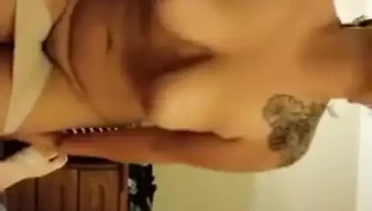 Sevinçle zıplıyor, nefis göğüslerine bak