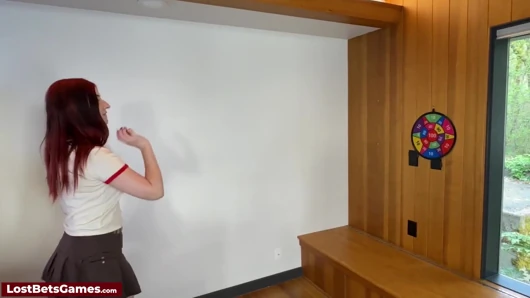 Bir dart oyunu yaramaz bir striptiz oyununa dönüştü
