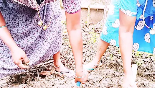 Hintli Villege üçlü grup seks. Köy oluşturan hizmetçi kız kardeşler arazi sahibini sikiyor. Telugu edepsizce konuşuyor.