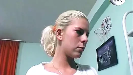 Seksi Alman sarışın yatak odasında sikiliyor