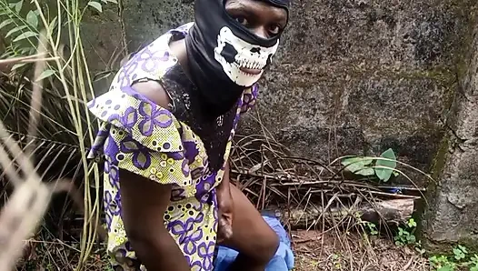 Yeni güzel gece elbisesi eğilmemek için yarağı kaplıyor