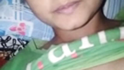 Bangladeşli kız arkadaş onu ıslak kedi gösteren