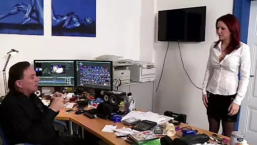 Sekretaerin Natalie Hot wird von Big George eingearbeitet