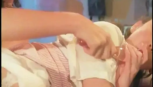 Yuvarlak memeli çarpıcı esmer lezbiyenler amcığını yalıyor ve cam dildoyla oynuyor