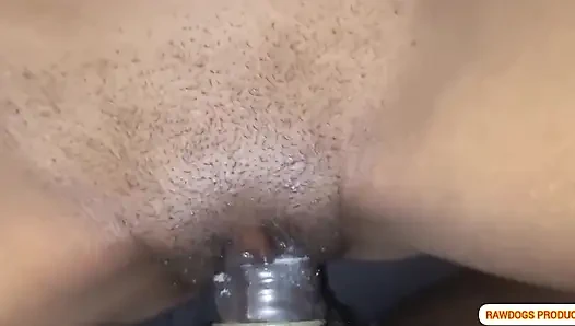Benden onu prezervatifle sikmemi istedi ve en çok zevk alıyor ve benim için ıslak ve boşalıyor
