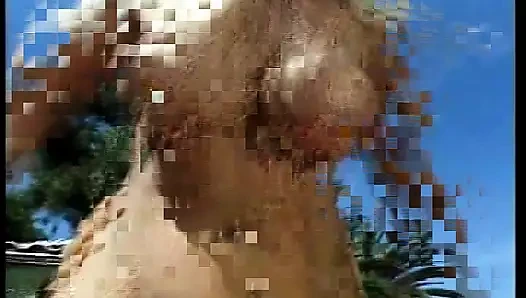 Harika memeli güzel sarışın seksi orta yaşlı seksi kadın havuzun yanında sikişmeyi seviyor