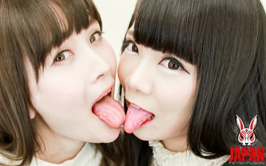 Kamera arkası: girişler ve sanal lezbiyen yumuşak dillerle öpüşüyor lezbiyen öpücükler!