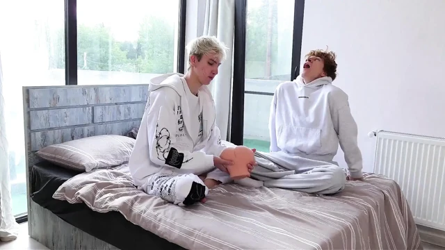 Büyük yaraklı adam titremek için sevimli twink'i sikiyor ve içine boşalıyor