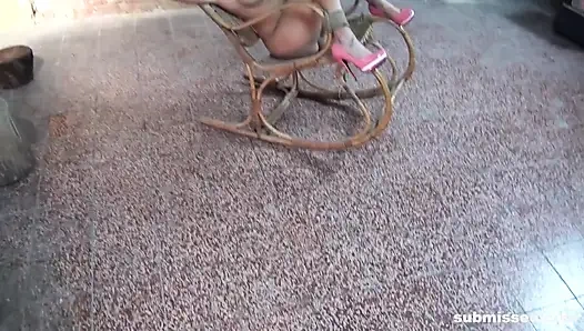 Billie sandalyeye bağlı ağzı tıkalı bantlı