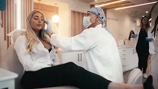 Digitalplayground - Amia Miley buharlı bir kulüpte banyoda sikişerek kontrolü eline alıyor ve istediğini alıyor