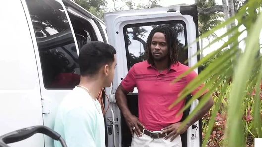 Balon götlü latin orta yaşlı seksi kadın siyah yarağa ateşli bir şekilde biniyor